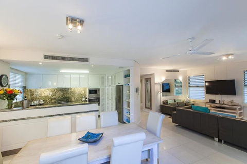 Emerald Noosa - Pubs and Clubs 9