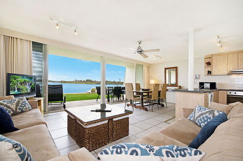 Noosa Harbour Resort - Pubs and Clubs 7