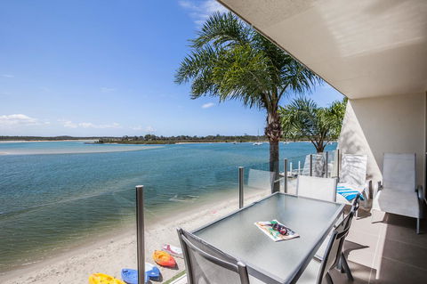 Noosa Harbour Resort - Pubs and Clubs 3