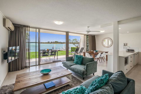 Noosa Harbour Resort - Pubs and Clubs 21