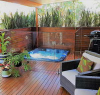 Pandanus Spa Cottage - Pubs and Clubs