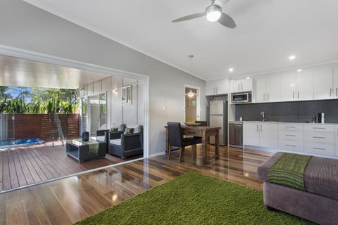 Pandanus Spa Cottage - Pubs and Clubs 1