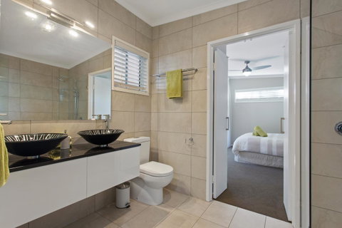 Pandanus Spa Cottage - Pubs and Clubs 4