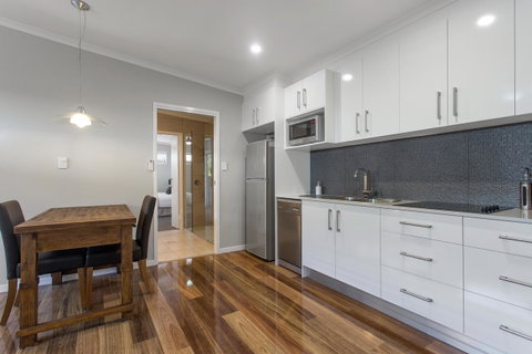 Pandanus Spa Cottage - Pubs and Clubs 9
