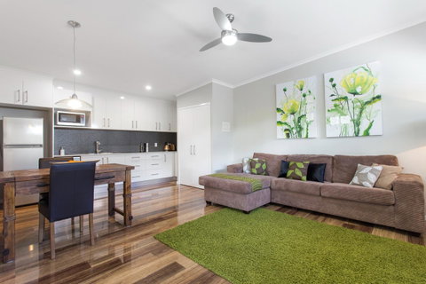 Pandanus Spa Cottage - Pubs and Clubs 10