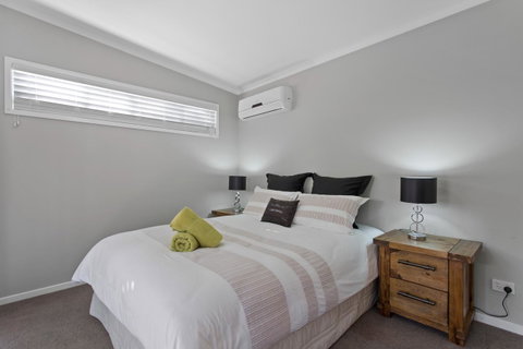 Pandanus Spa Cottage - Pubs and Clubs 3