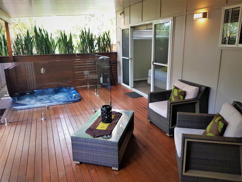 Pandanus Spa Cottage - Pubs and Clubs 5