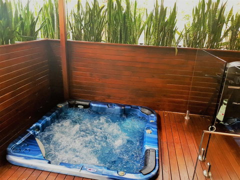 Pandanus Spa Cottage - Pubs and Clubs 6