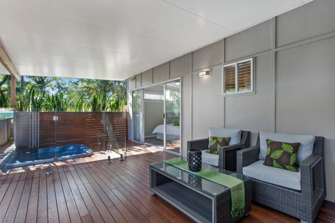 Pandanus Spa Cottage - Pubs and Clubs 2
