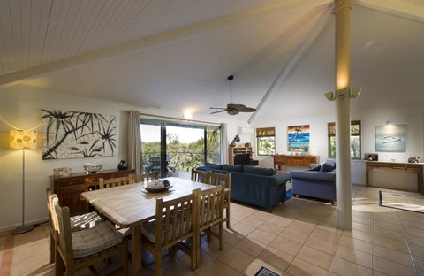 The Retreat Beach Houses - Pubs and Clubs 4