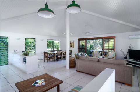 The Retreat Beach Houses - Pubs and Clubs 1