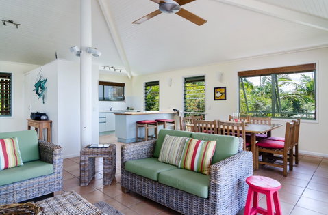 The Retreat Beach Houses - Pubs and Clubs 20
