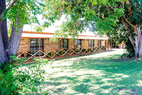 Clermont Country Motor Inn - Pubs and Clubs 4