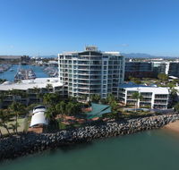 Mariners North Holiday Apartments - Pubs and Clubs