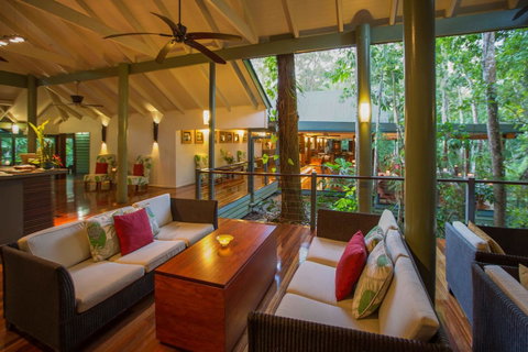 Silky Oaks Lodge - Pubs and Clubs 21