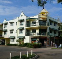 Magnetic Sunsets Resort - Pubs and Clubs