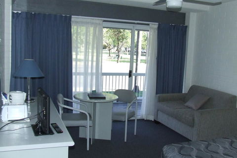 Dalby Manor Motor Inn - Pubs and Clubs 37