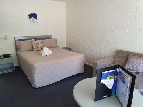 Dalby Manor Motor Inn - Pubs and Clubs 7