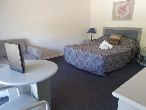 Dalby Manor Motor Inn - Pubs and Clubs 2