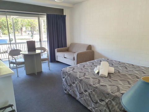 Dalby Manor Motor Inn - Pubs and Clubs 1