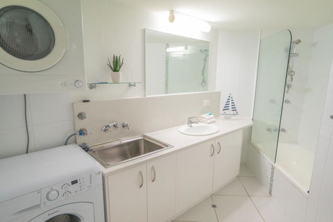 Mandolin Beachfront Resort - Pubs and Clubs 25