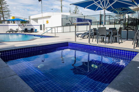 Mandolin Beachfront Resort - Pubs and Clubs 2