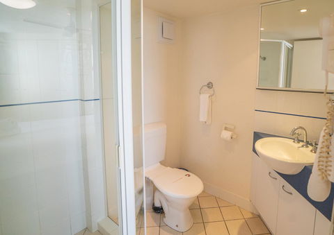 Mandolin Beachfront Resort - Pubs and Clubs 31