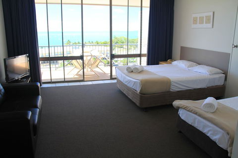 Ocean Views At Whitsunday Terraces Resort - Pubs and Clubs 11