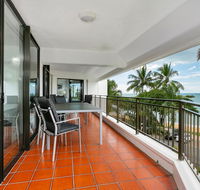 Roydon Beachfront Apartments - Pubs and Clubs