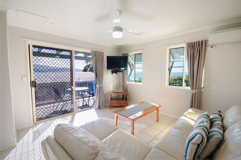 Airlie Apartments - Pubs and Clubs 7