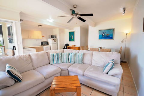 Airlie Apartments - Pubs and Clubs 10