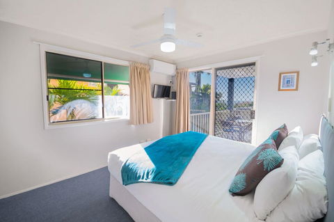 Airlie Apartments - Pubs and Clubs 0