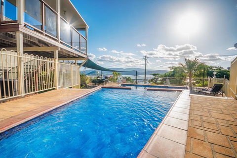Airlie Apartments - Pubs and Clubs 5