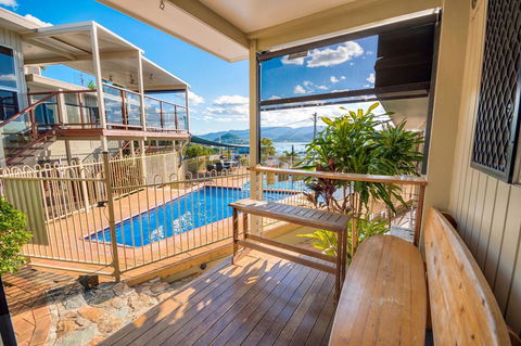 Airlie Apartments - Pubs and Clubs 16