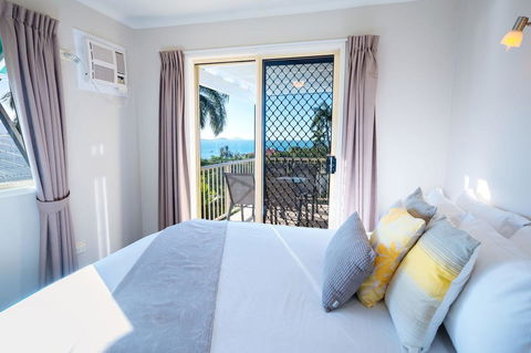 Airlie Apartments - Pubs and Clubs 8