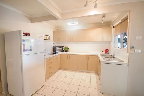 Airlie Apartments - Pubs and Clubs 6