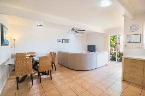 Airlie Apartments - Pubs and Clubs 11