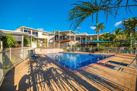 Airlie Apartments - Pubs and Clubs 4