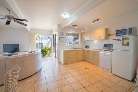 Airlie Apartments - Pubs and Clubs 12