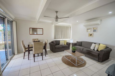 Airlie Apartments - Pubs and Clubs 3