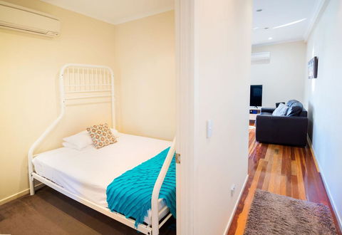 Airlie Apartments - Pubs and Clubs 23