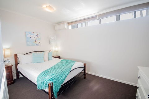 Airlie Apartments - Pubs and Clubs 15