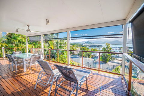 Airlie Apartments - Pubs and Clubs 21
