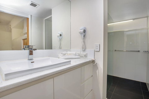 Tiki Hotel Apartments Surfers Paradise - Go Out 5