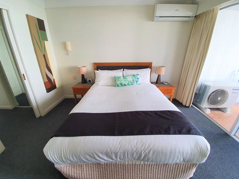 Broadbeach Holiday Apartments - Pubs and Clubs 28