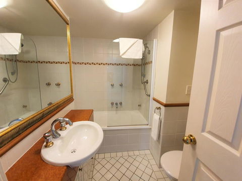 Broadbeach Holiday Apartments - Pubs and Clubs 12