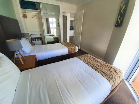Broadbeach Holiday Apartments - Pubs and Clubs 6