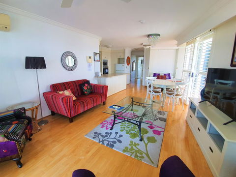 Broadbeach Holiday Apartments - Pubs and Clubs 22