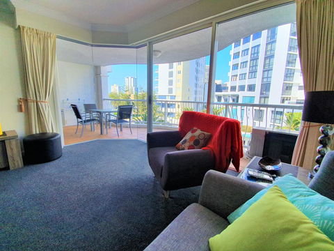 Broadbeach Holiday Apartments - Pubs and Clubs 3