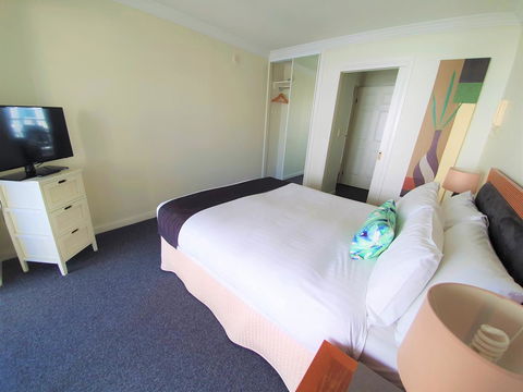 Broadbeach Holiday Apartments - Pubs and Clubs 27